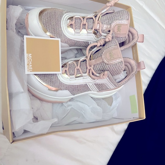 Brand new Stylist Sneakers - Picture 2 of 4